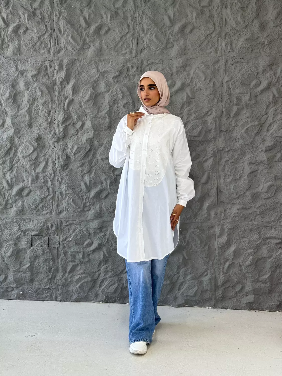 <p><strong>Yasmine Poplin Cotton Long Shirt in White</strong></p>