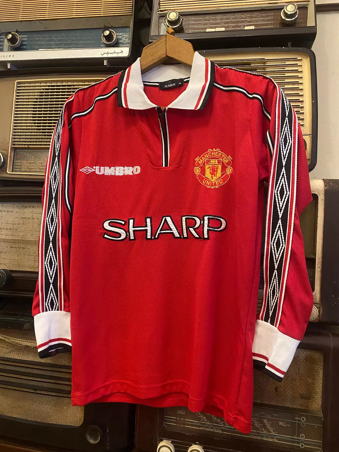 <p style="text-align: center"><span style="color: #ffffffff"><strong>98/99 Man United retro Long sleeve</strong></span></p>
