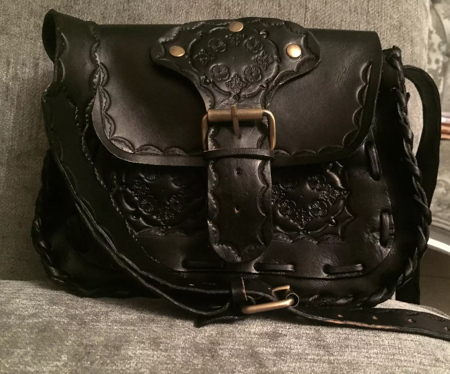 Bouquet tooled leather bag - scalloped border straps 4