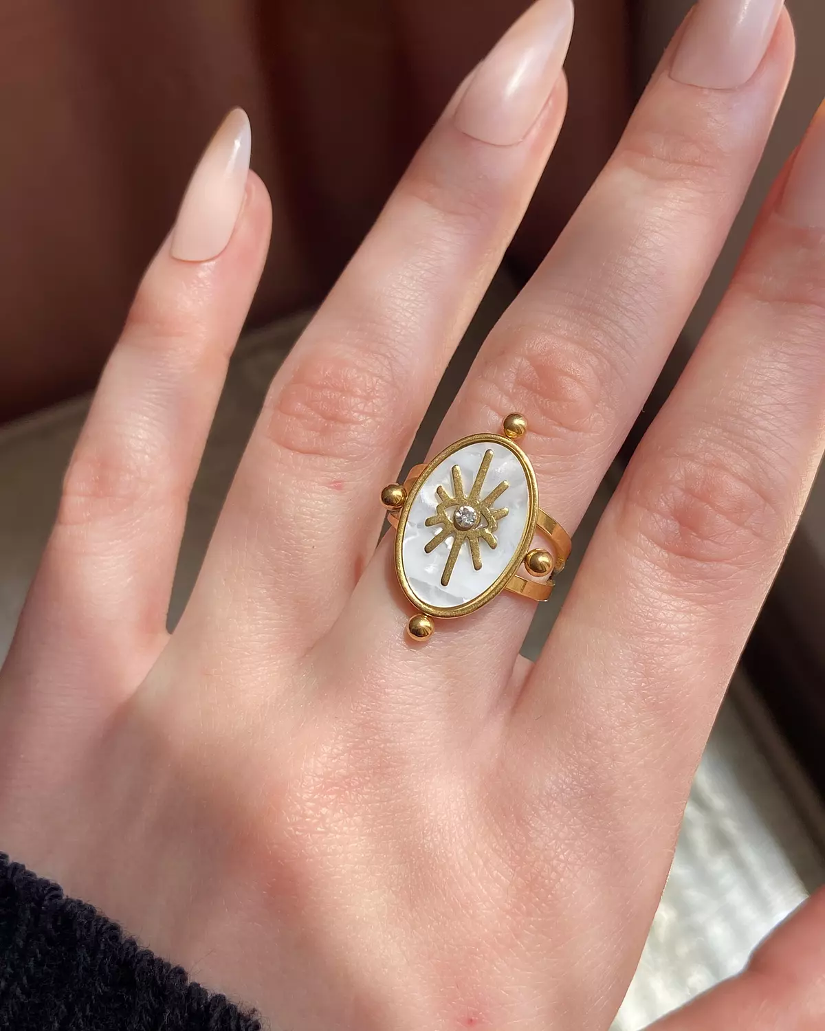 Oval Mother of Pearl Ring with Sun Ray Design ☀️ 1