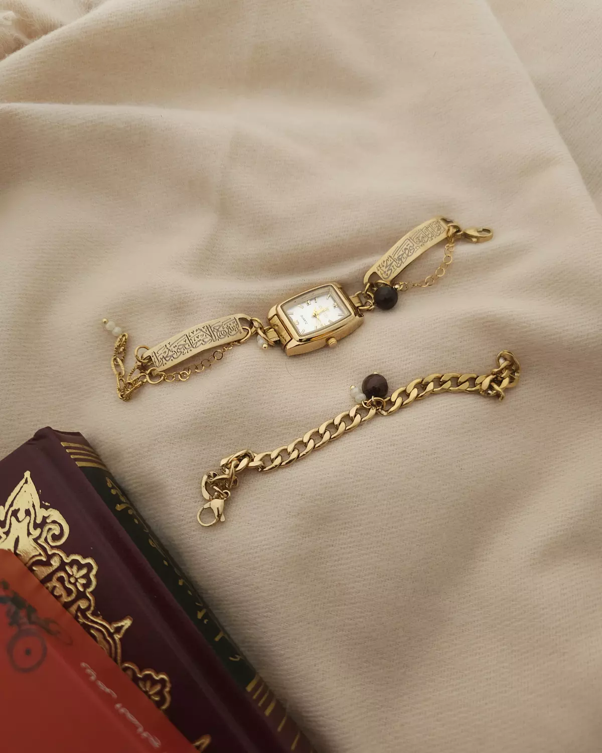 أُلقي إليكَ مقالتي وحوائِجي/ساعة image