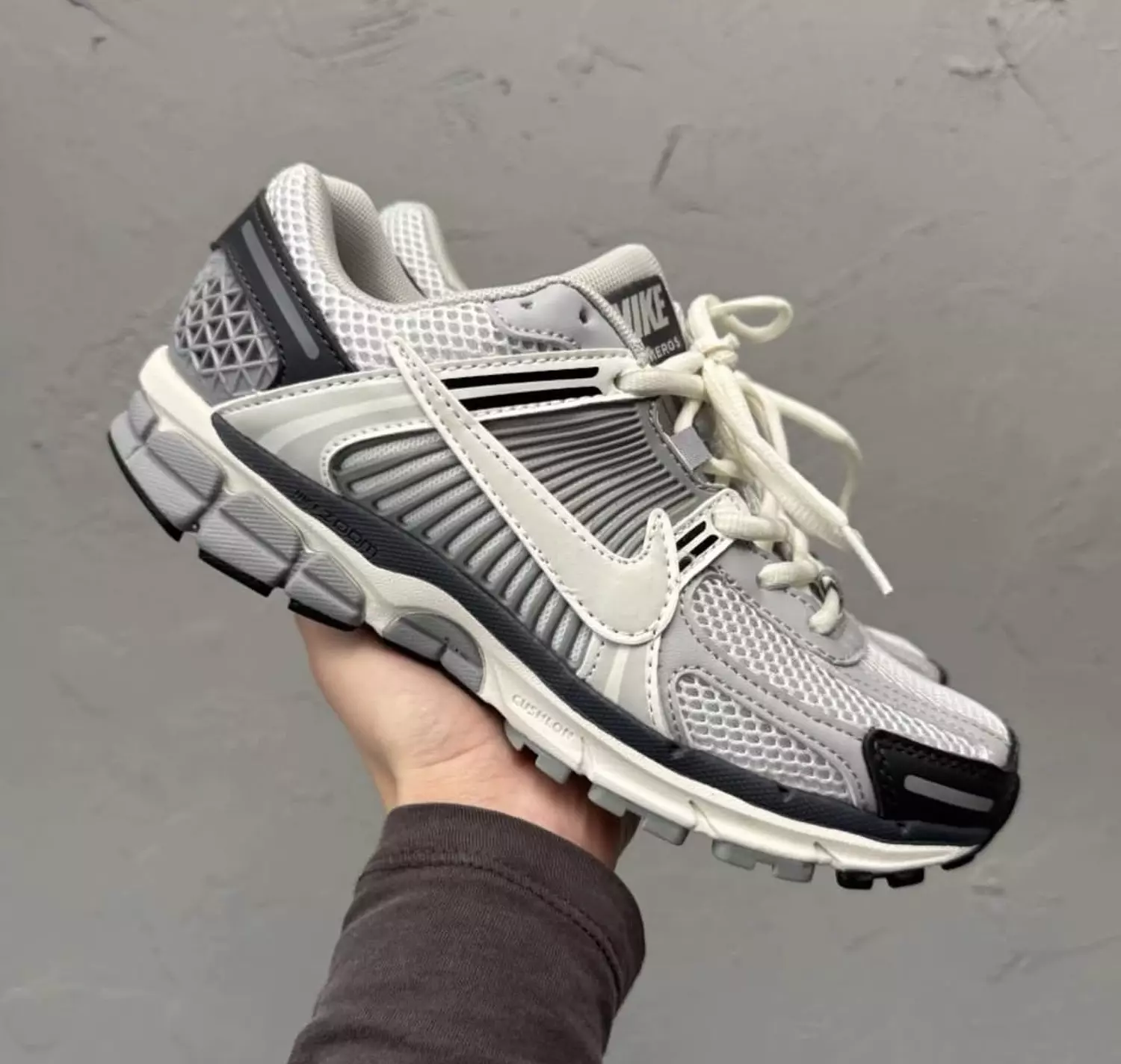 Vomero white grey 1