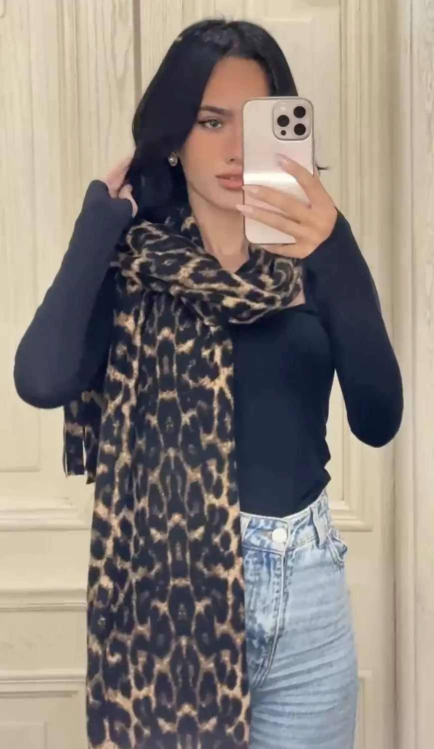 The leopard scarf  image