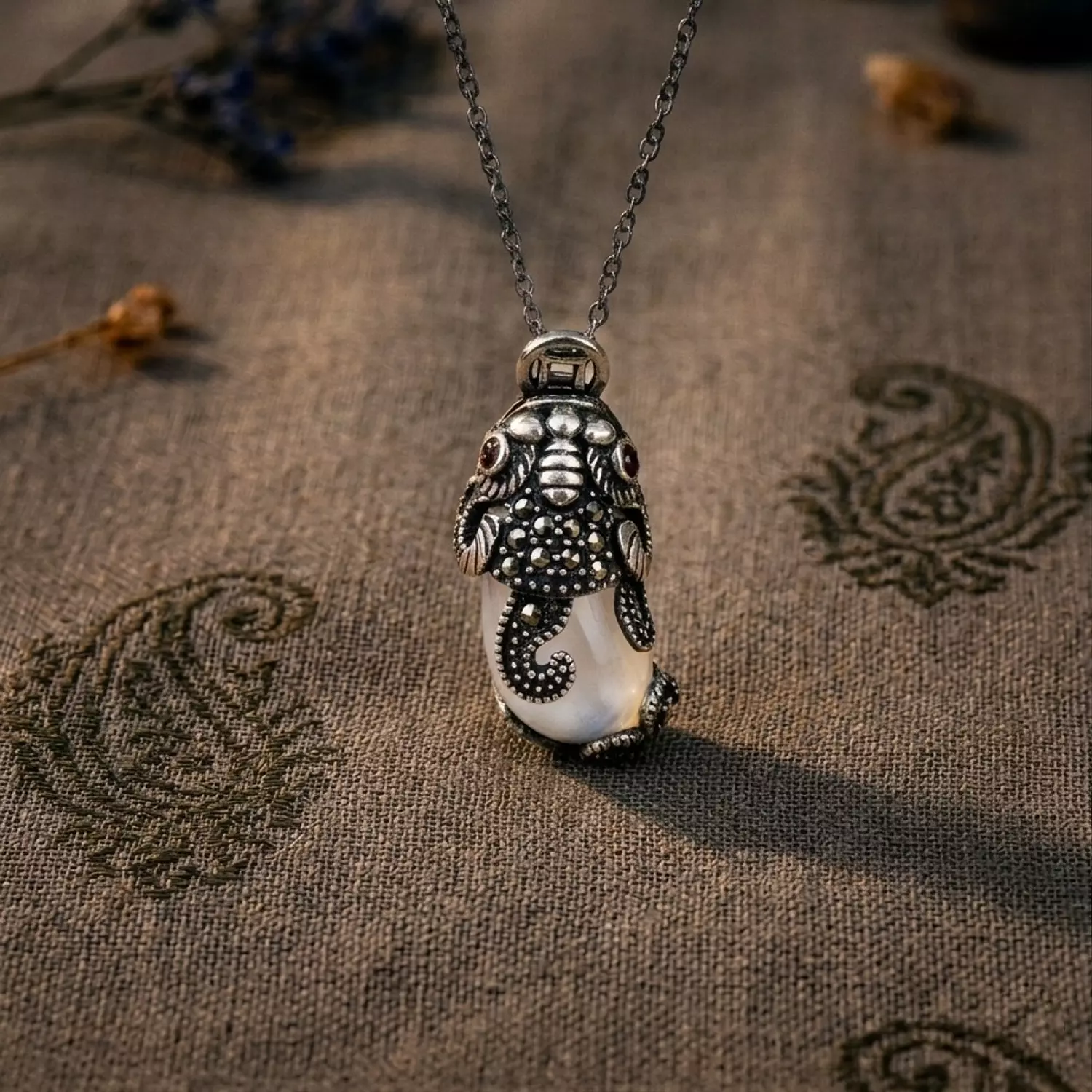 Funcky fish pendant+ line image