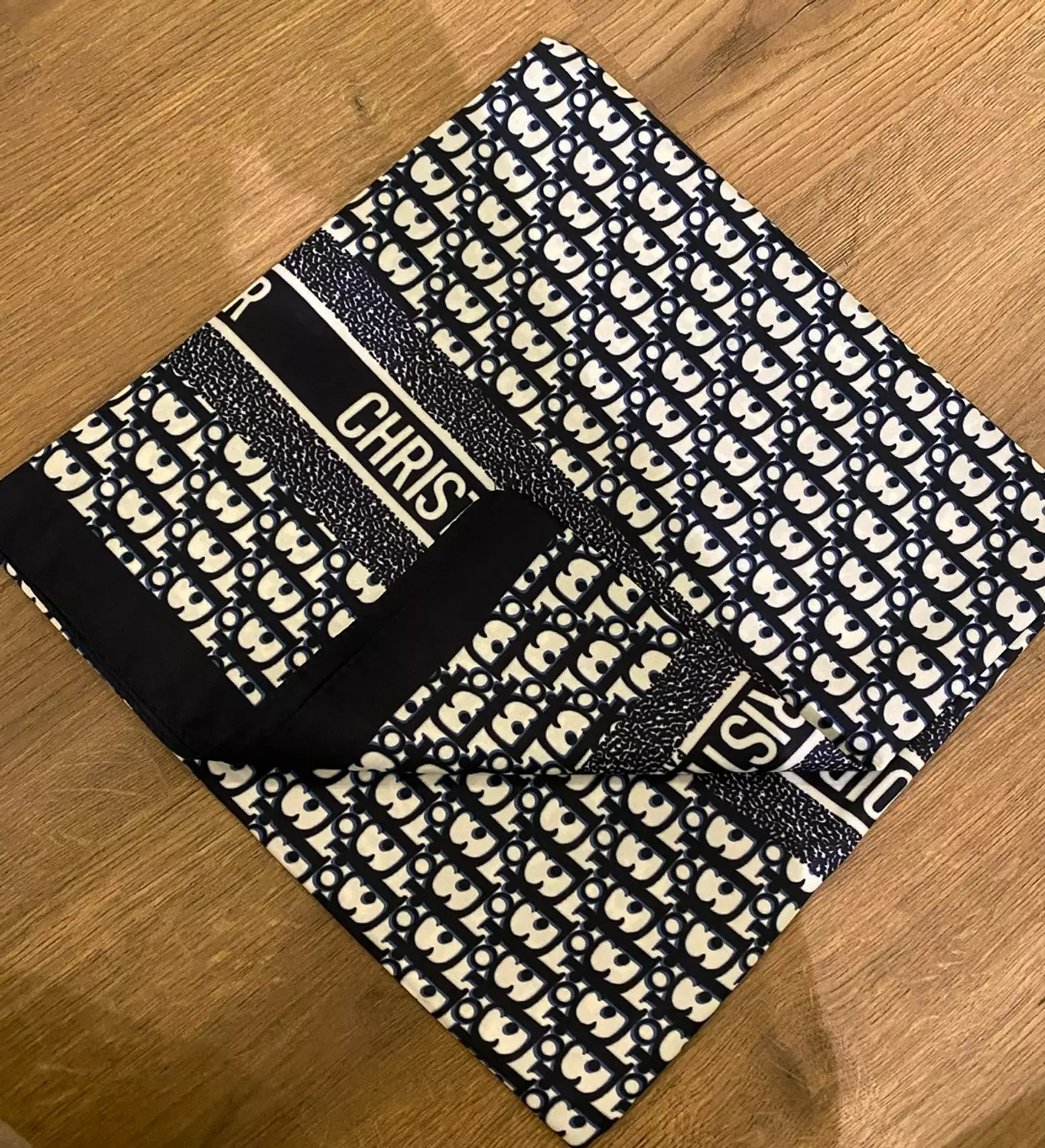 squar satan scarf 23