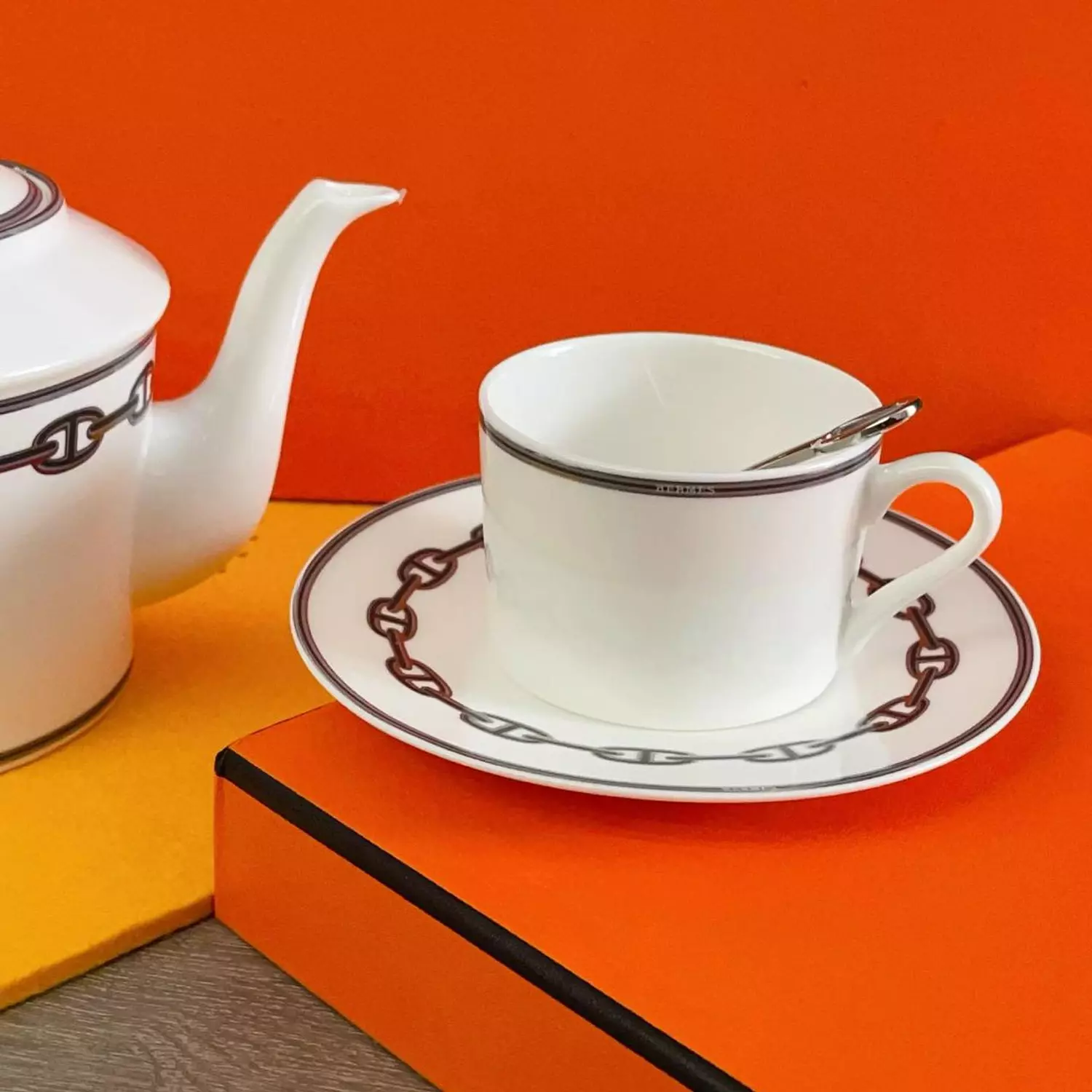 luxurious Hermès Chaine d'Ancre porcelain tea set in platinum silver, featuring iconic anchor chain motifs 3