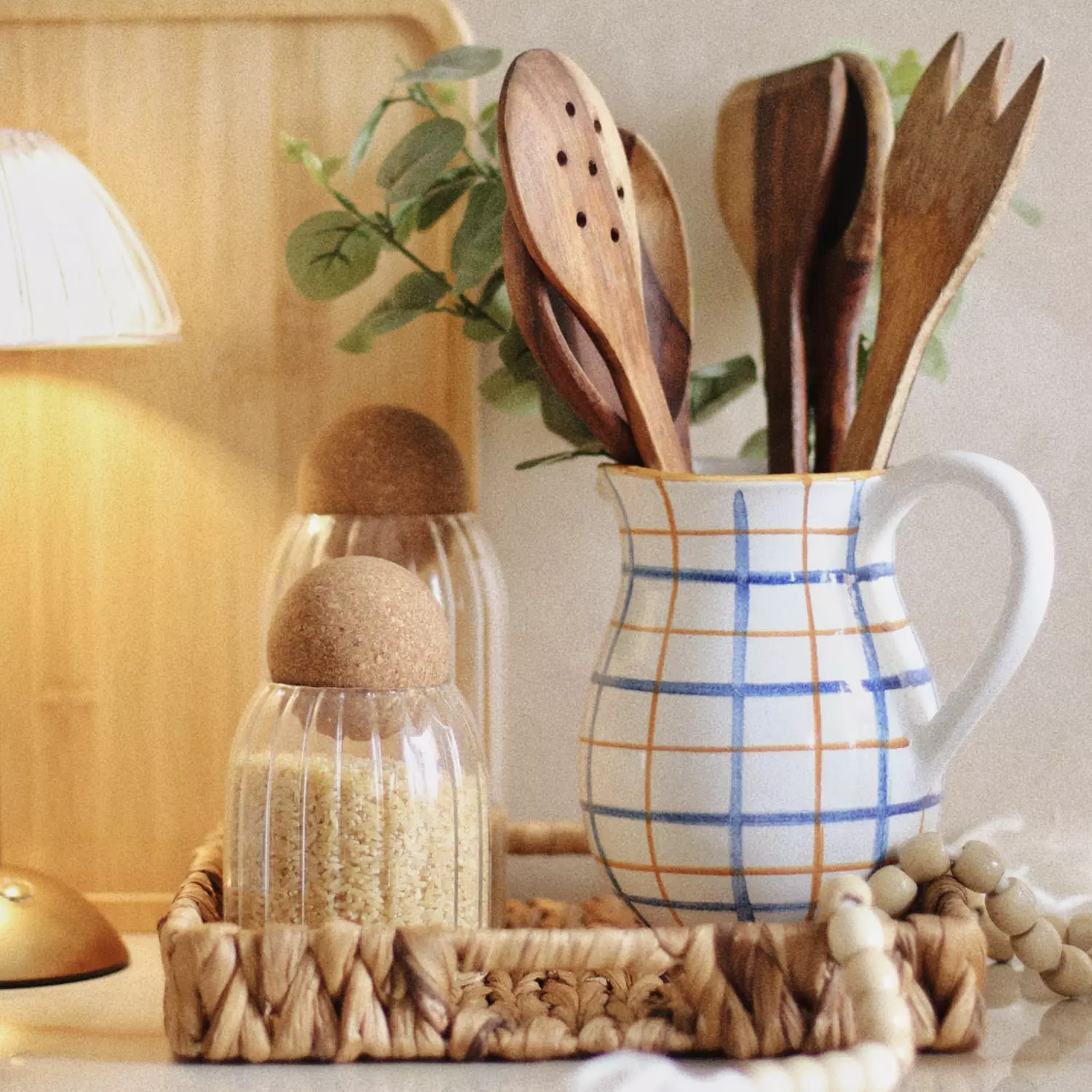 <h2 style="text-align: start"><span style="color: #ffffff">Kitchenware</span></h2>