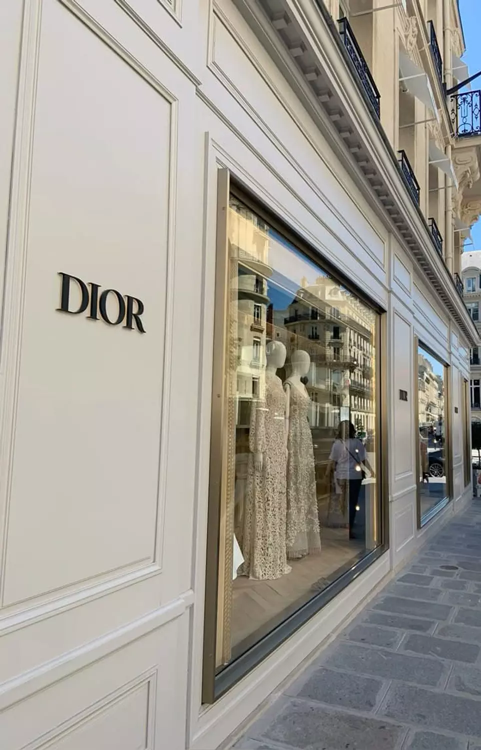 🌐 Dior: The Epitome of Luxury and Innovation in Fashion 3