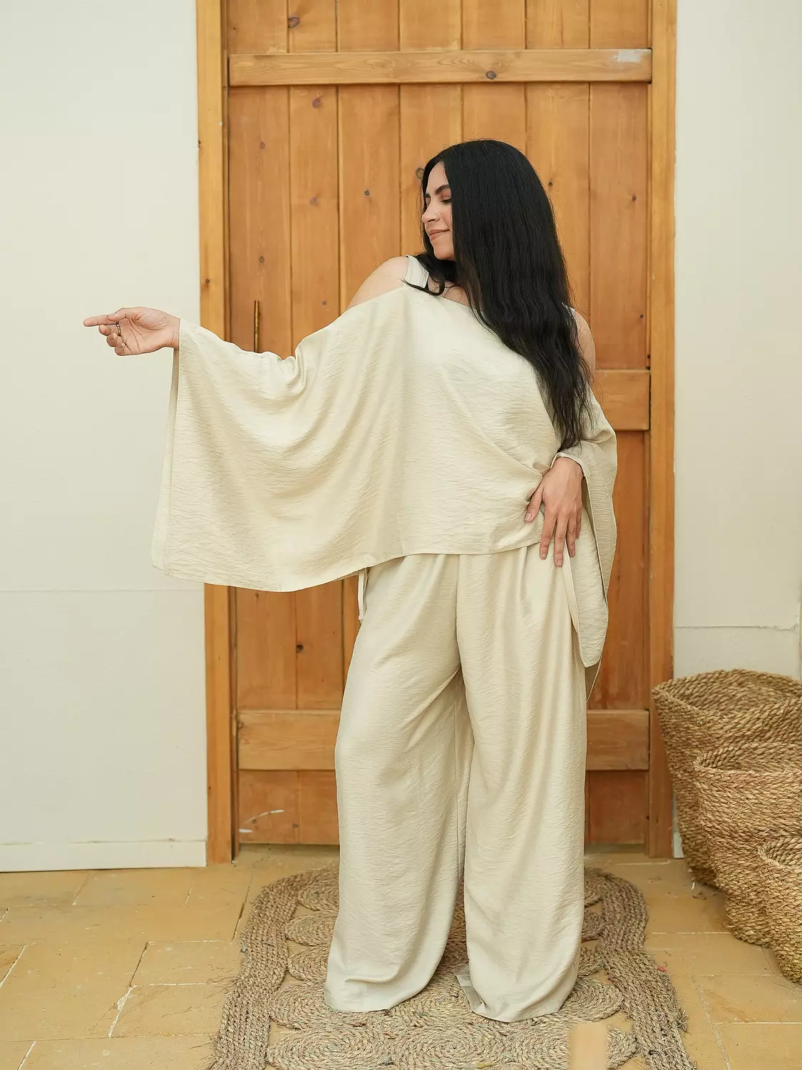 SANDY BEIGE WOMAN CUT SET  hover image