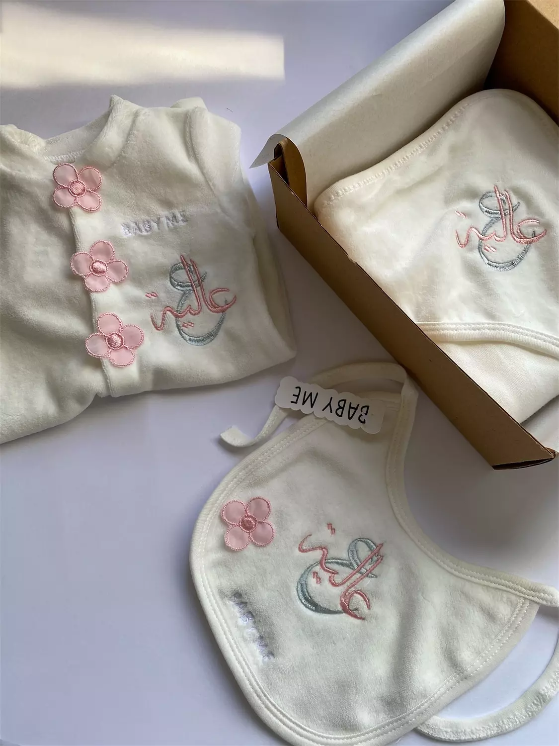 La rose set with name embroidery design image