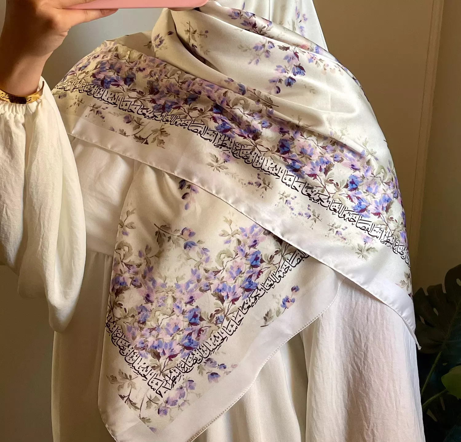 حاشا لِحُسنك أن يُصاغَ بأسطرٍ \ سكارف image