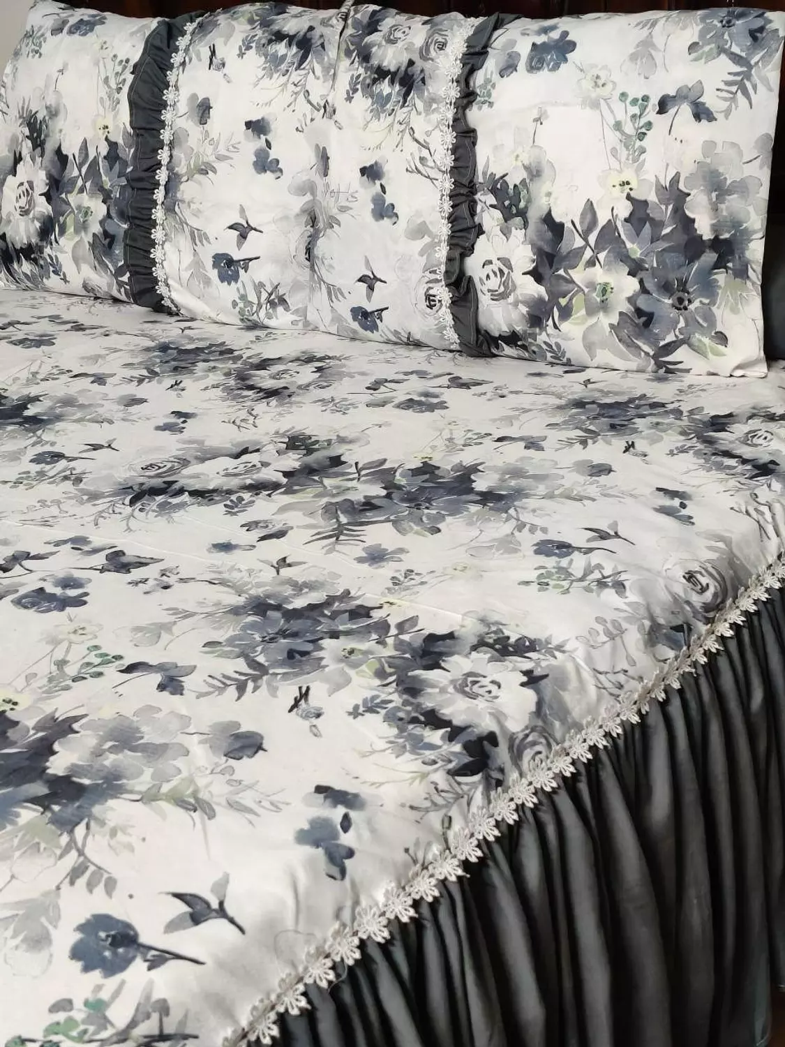 Cotton bed sheet set with ruffles image