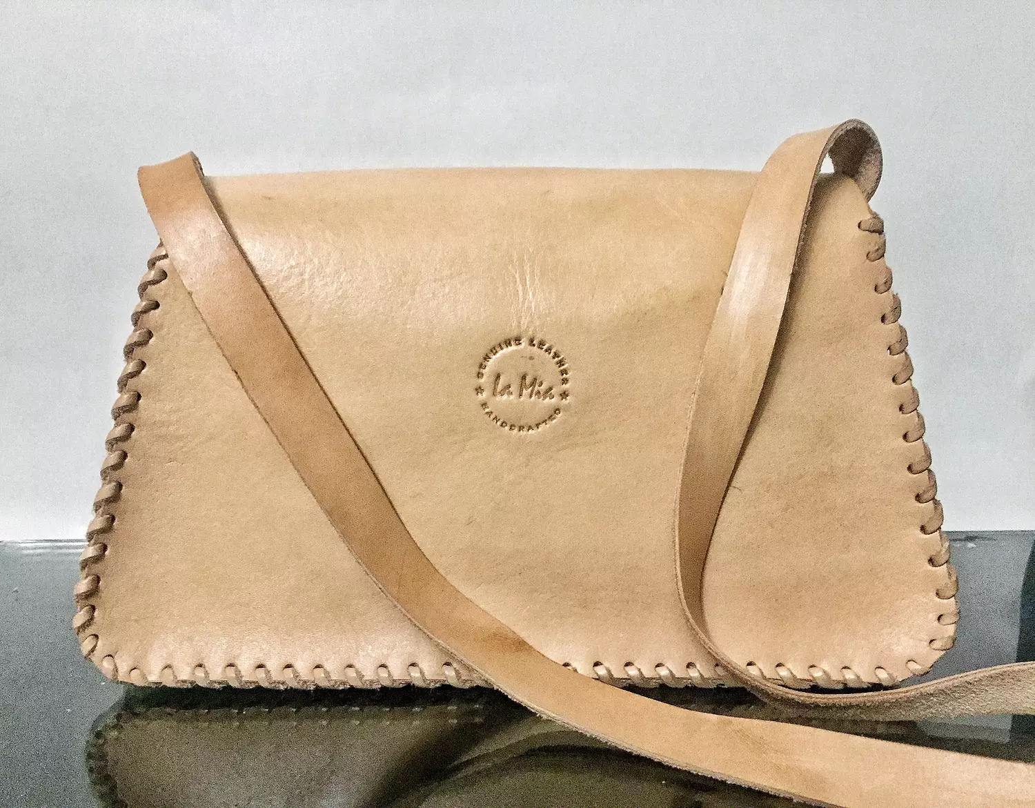 Tooled roses leather shoulder bag with strap closure  2