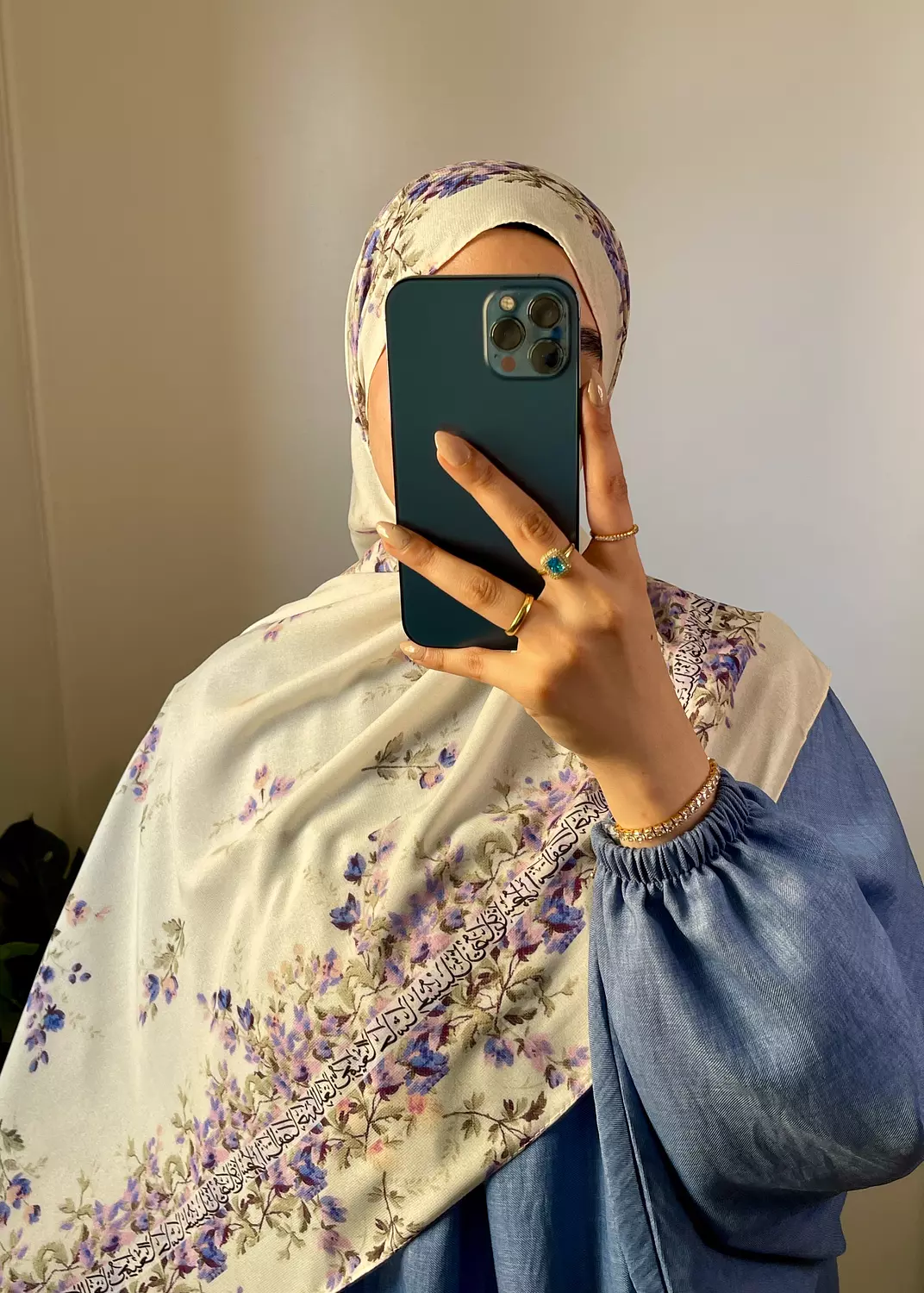 حاشا لحسنك أن يصاغ بأسطر/طرحة image