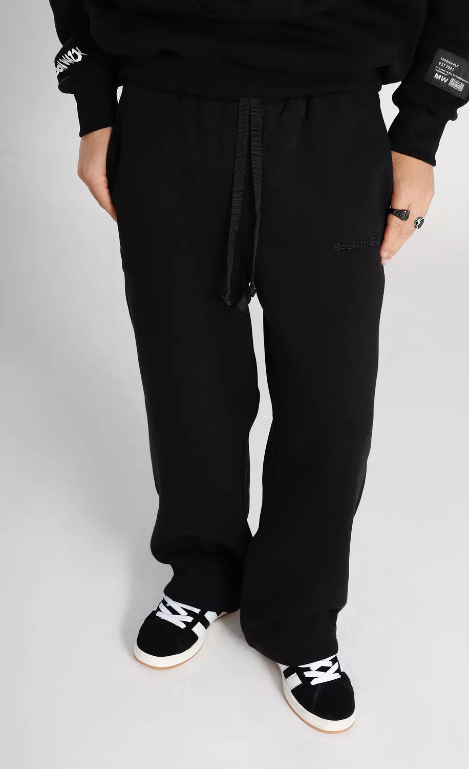 <h1><strong><span style="color: #ffffff">Sweatpants</span></strong></h1>