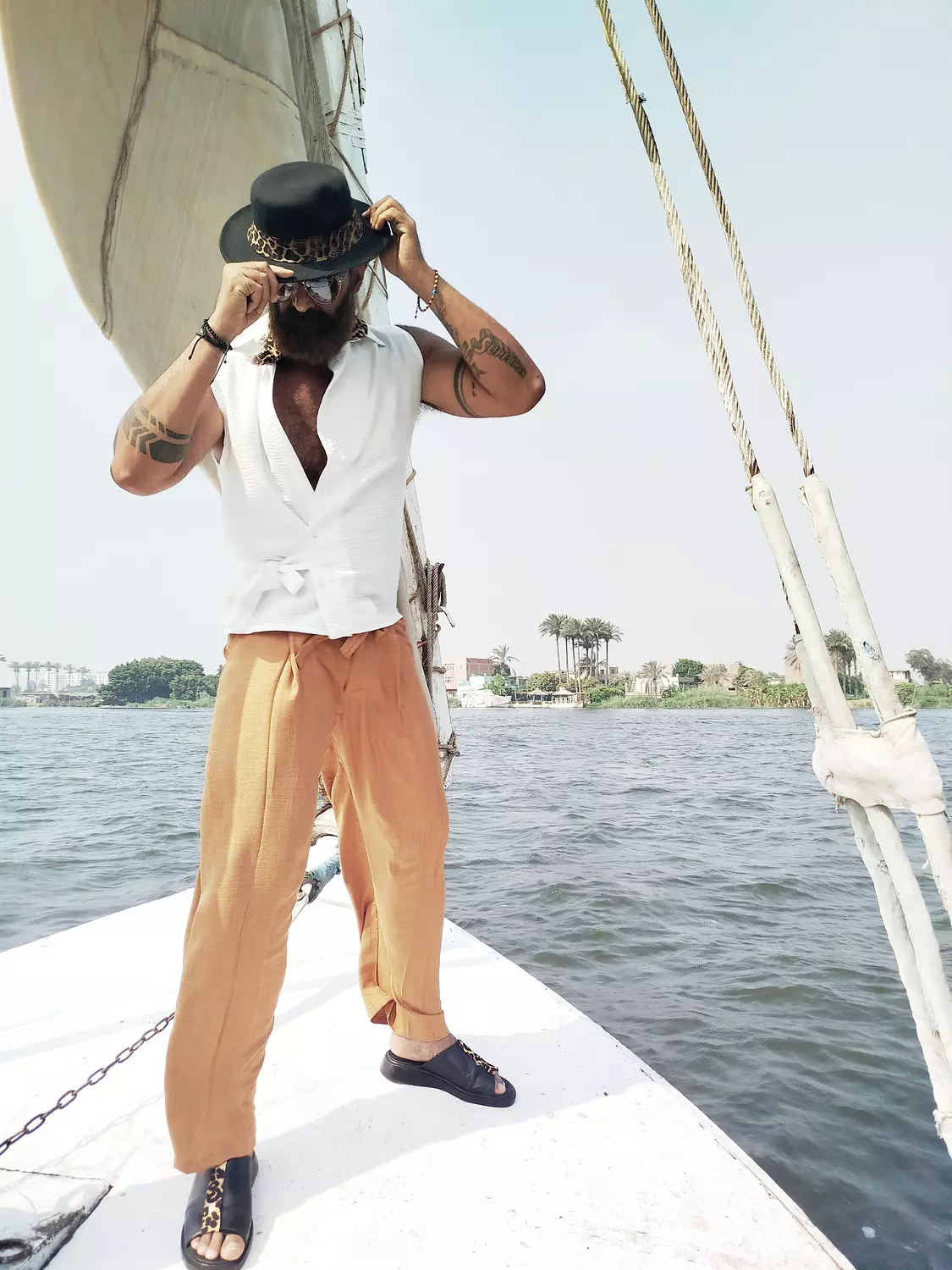 Crossed white lenin sleeveless shirt with side tie  4