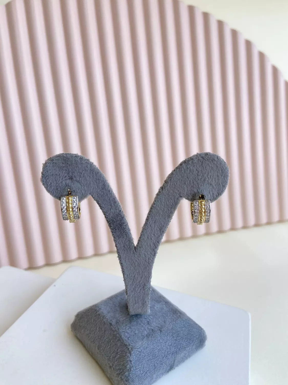 Gold line earring 1