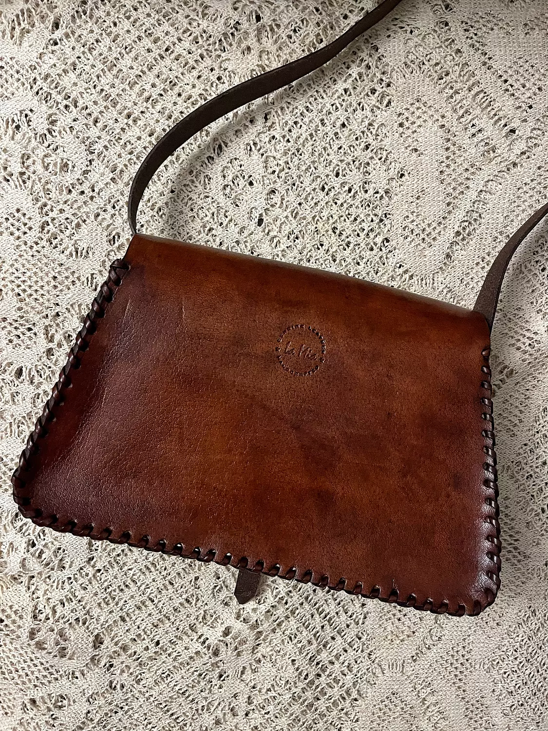 Tooled roses leather shoulder bag with strap closure  8