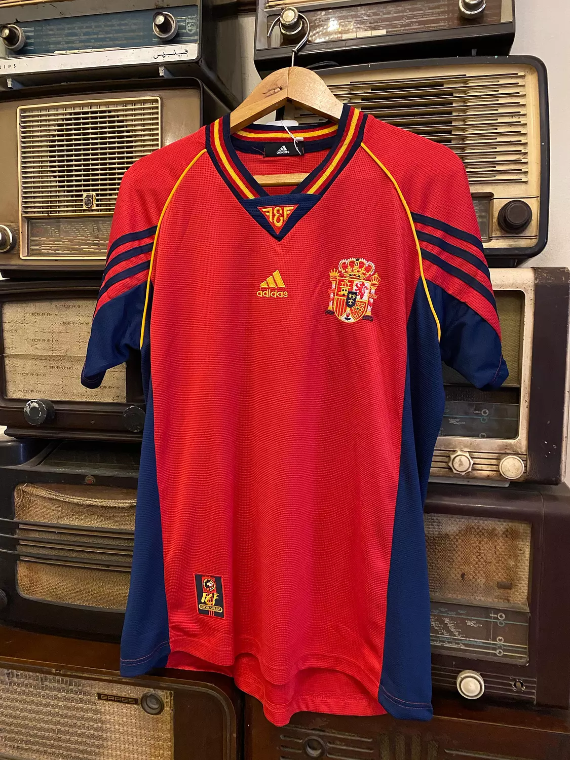 <p><span style="color: #ffffffff">Spain Home Jersey 1998</span></p>