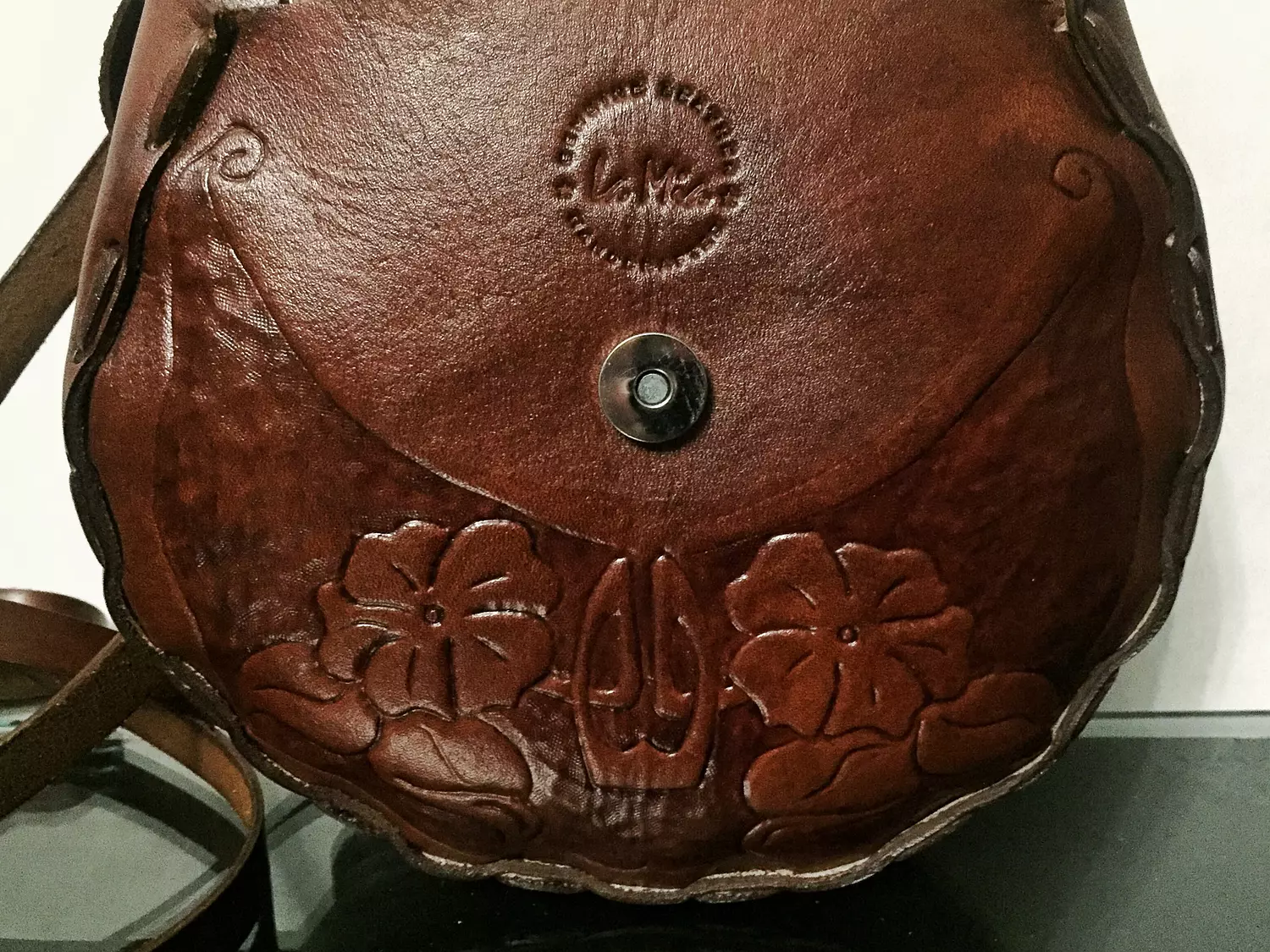Art Nouveau bloom round leather bag with rotating strap  4