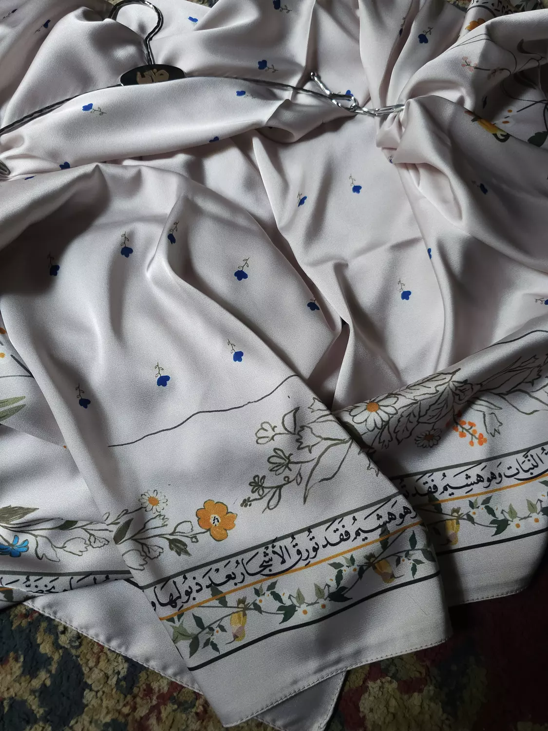 ‏فَقَدْ تورِقُ الأشجارُ بعدَ ذُبُولها /سكارڤ hover image