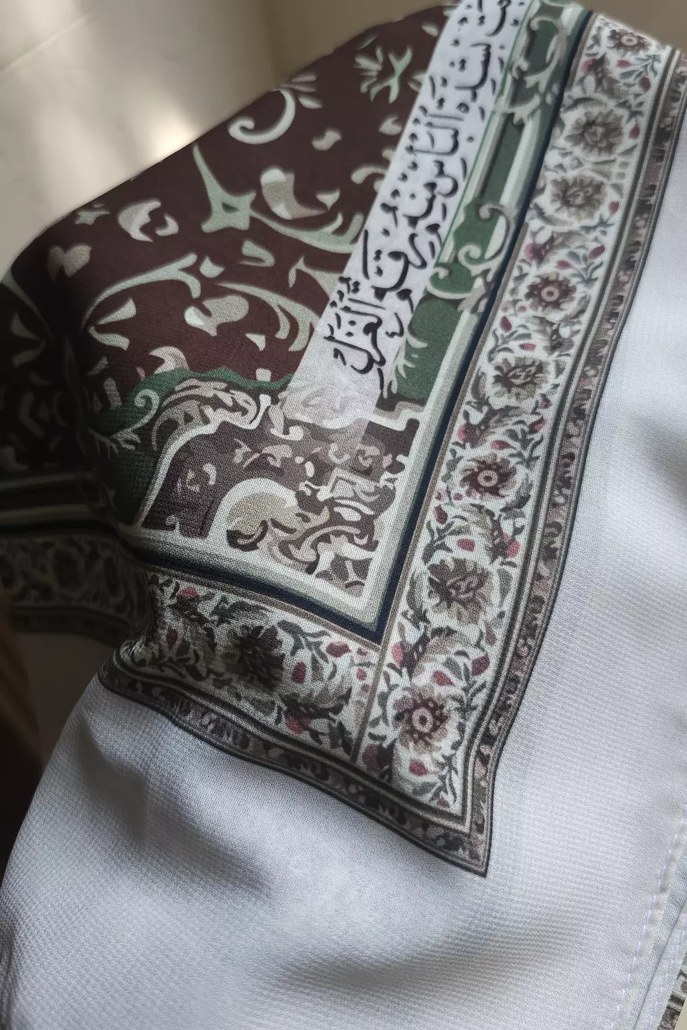 طرحة / حُلْوِ الفُكاهِةِ مُرُّ الجِدِّ قد مُزِجتْ،بشدة البأسِ منه رِقَّةُ الغَزَلِ  hover image