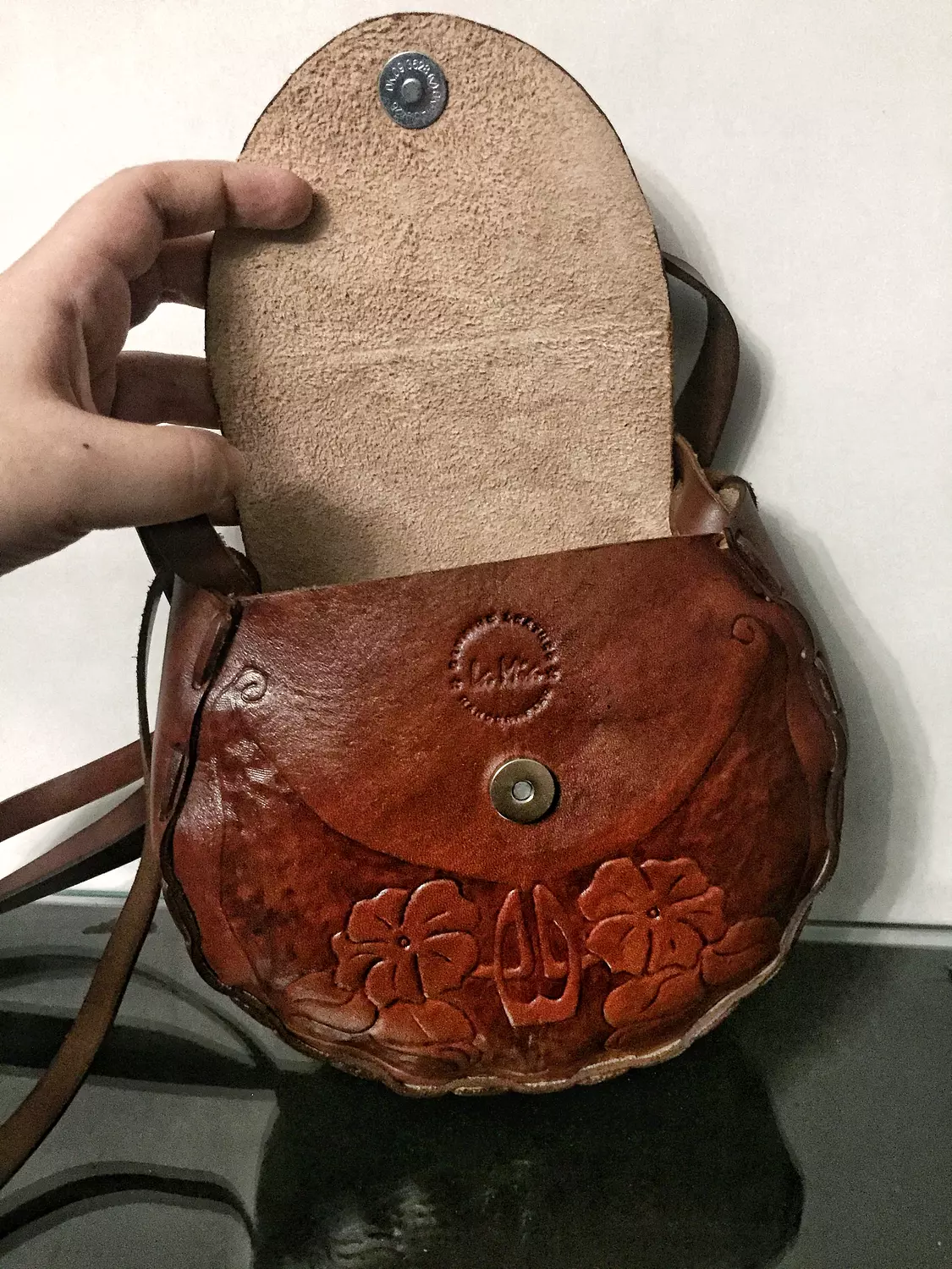 Art Nouveau bloom round leather bag with rotating strap  2