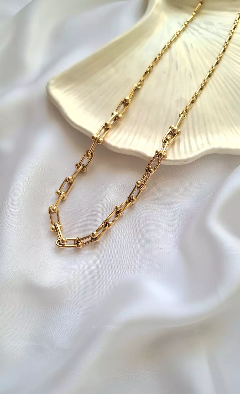 Golden seashell set hover image