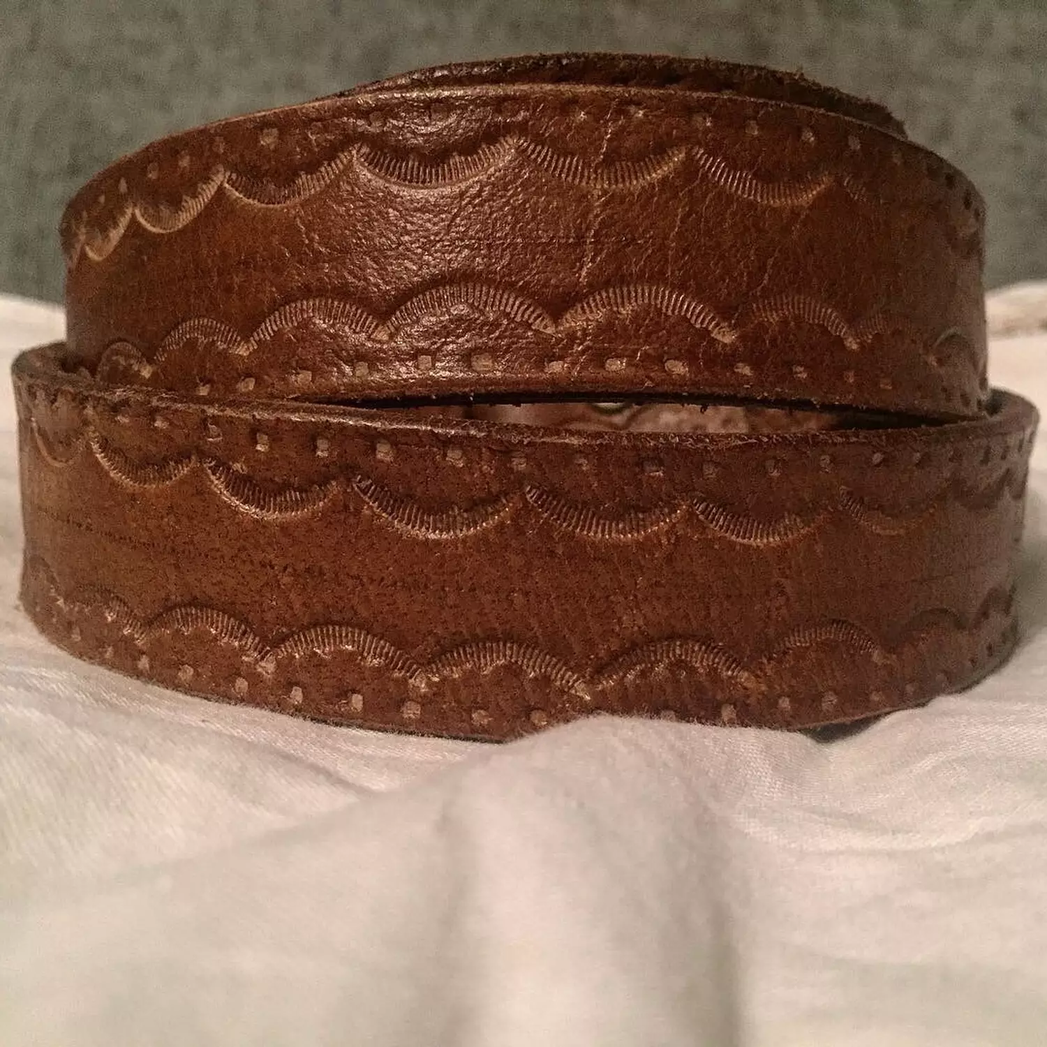 Tooled leather belt - Scalloped border image