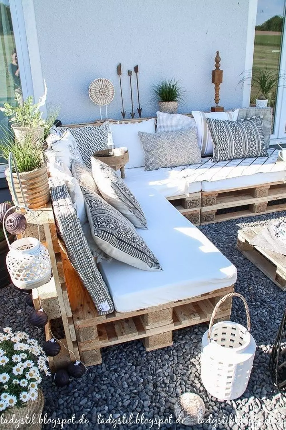 Pallet sofa (extra pallet back) 1