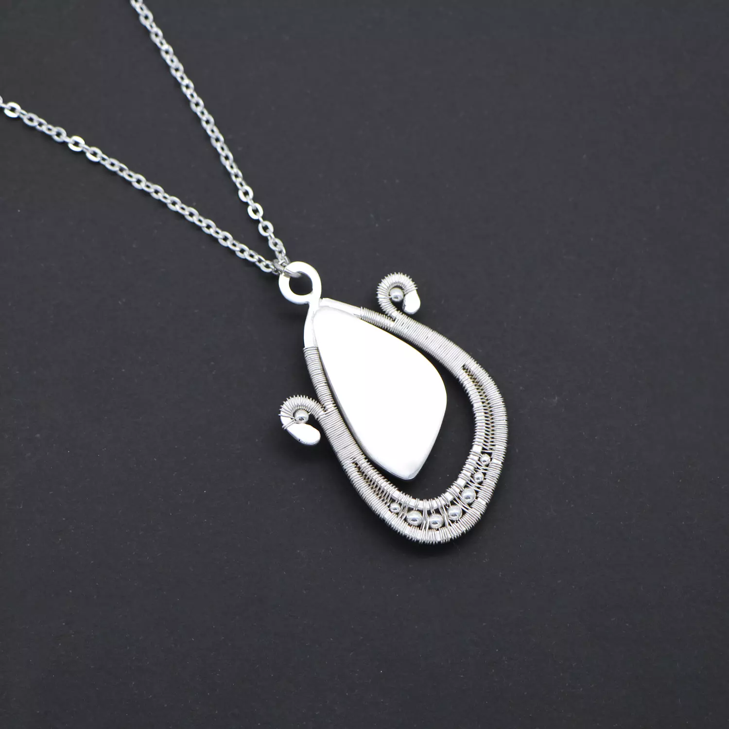 Wire wrapped silver 925 pendant with labradorite gemstone. 1
