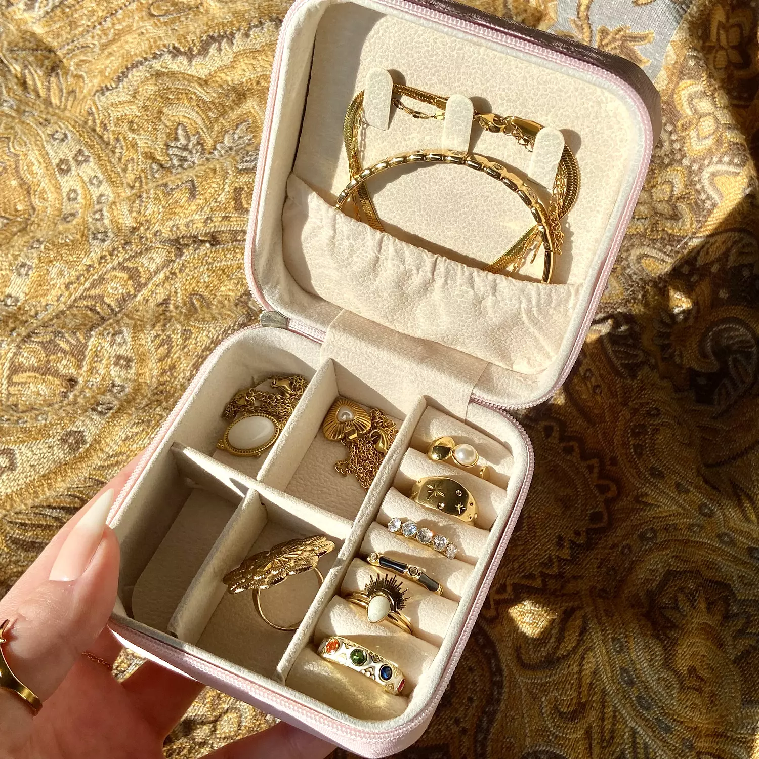 Accessories organizer  image