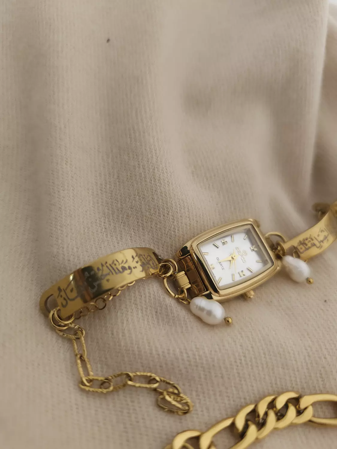 بعض العيون كحد النصل تقتلنا/ساعة hover image