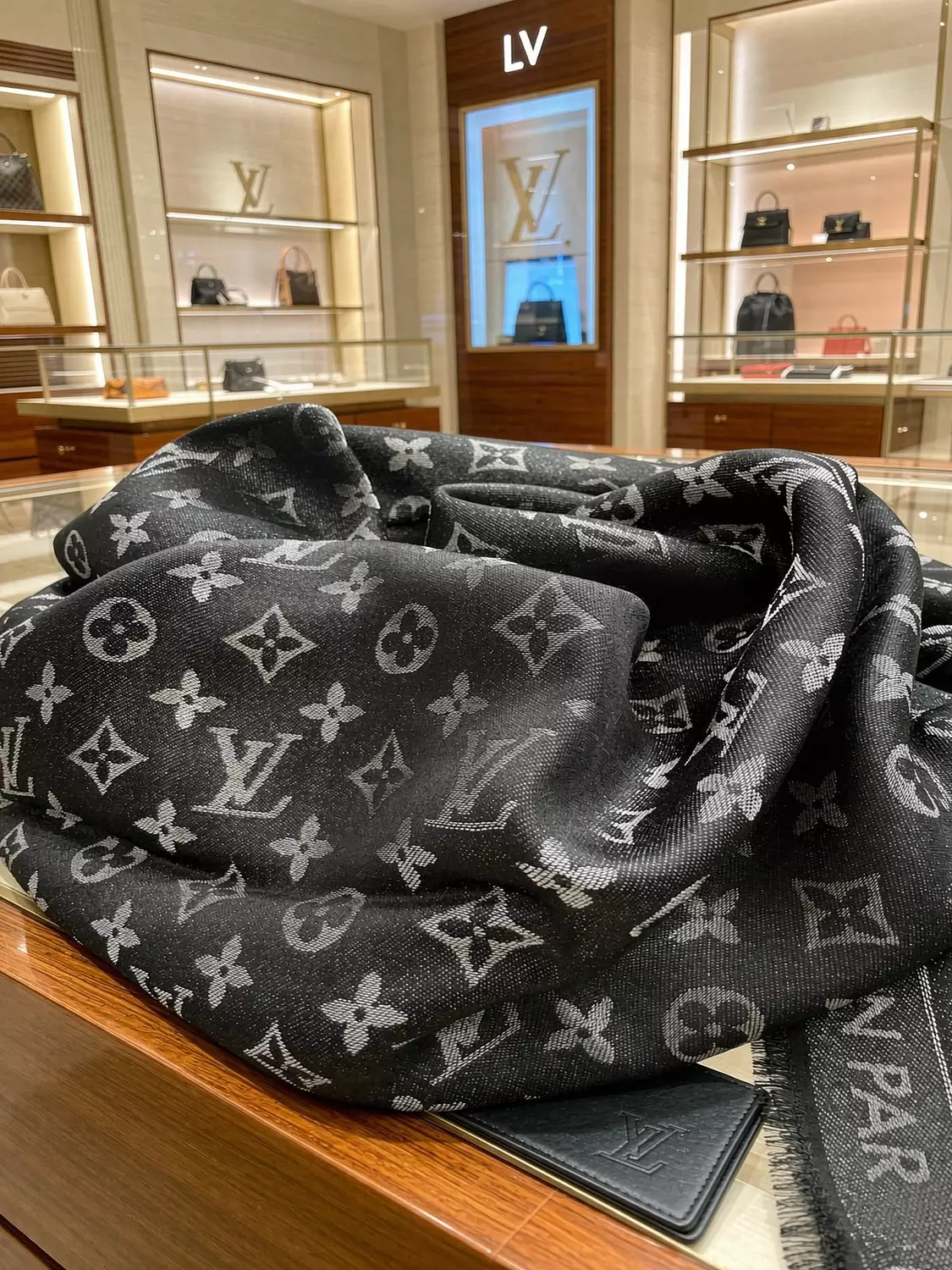 Louis Vuitton scarf Black and silver 4