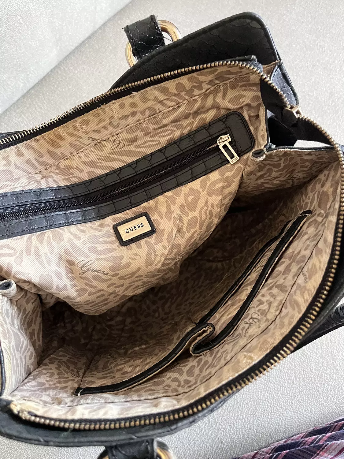 Authentic Guess vintage black leather Handbag 3