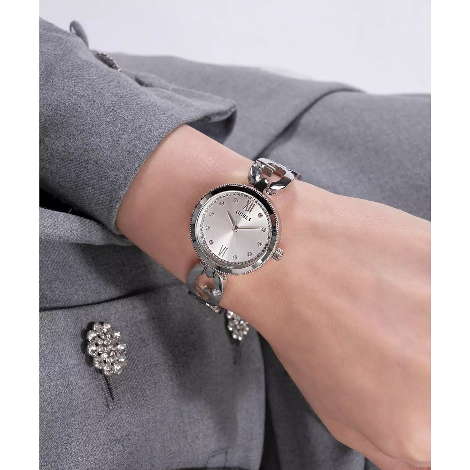 GUESS Ladies Silver Tone Analog Watch Silver Tone Stainless Steel Bracelet GW0759L1 6