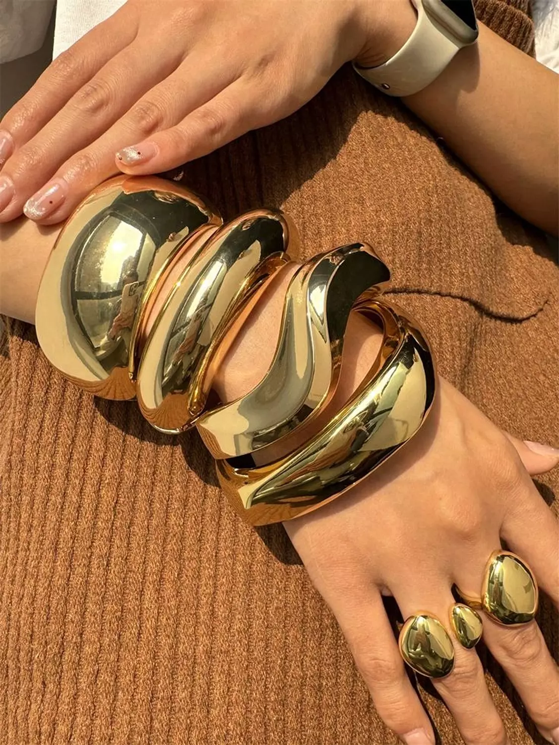 Bangle hover image