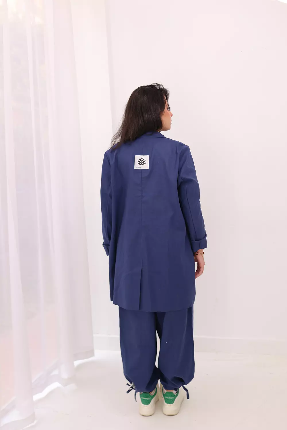 Fitted linen blazer in navy image