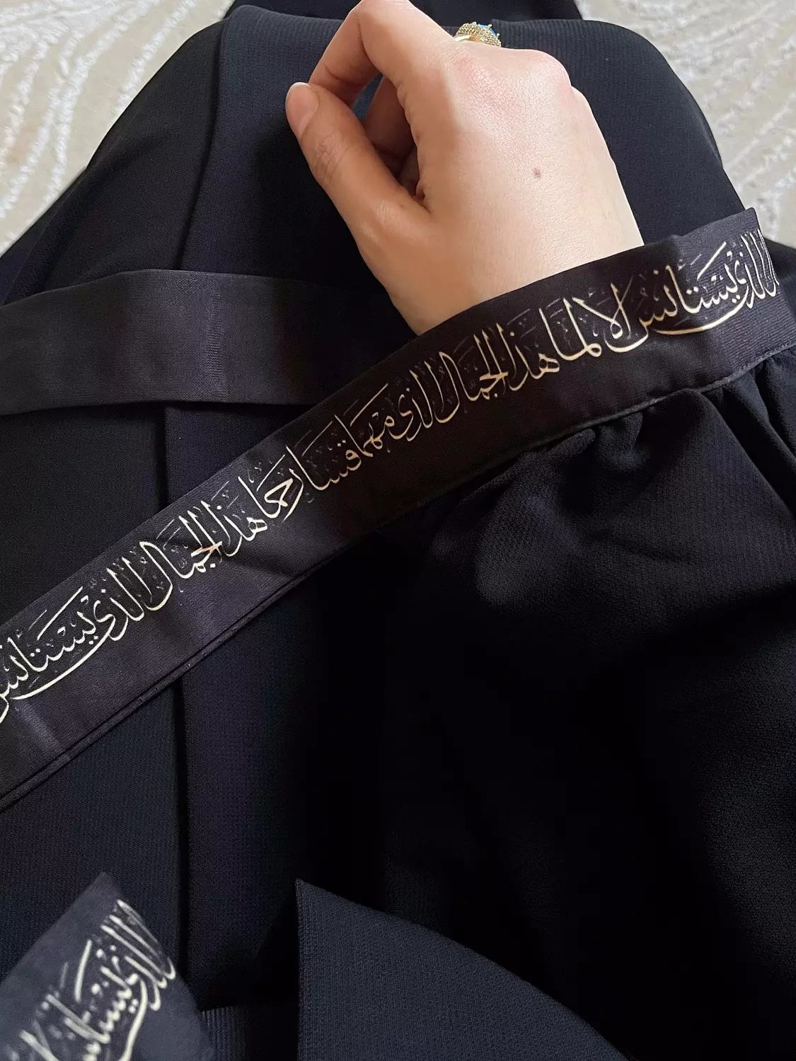 هذا الجمال الذي مهما قسا رحِما / عباية hover image