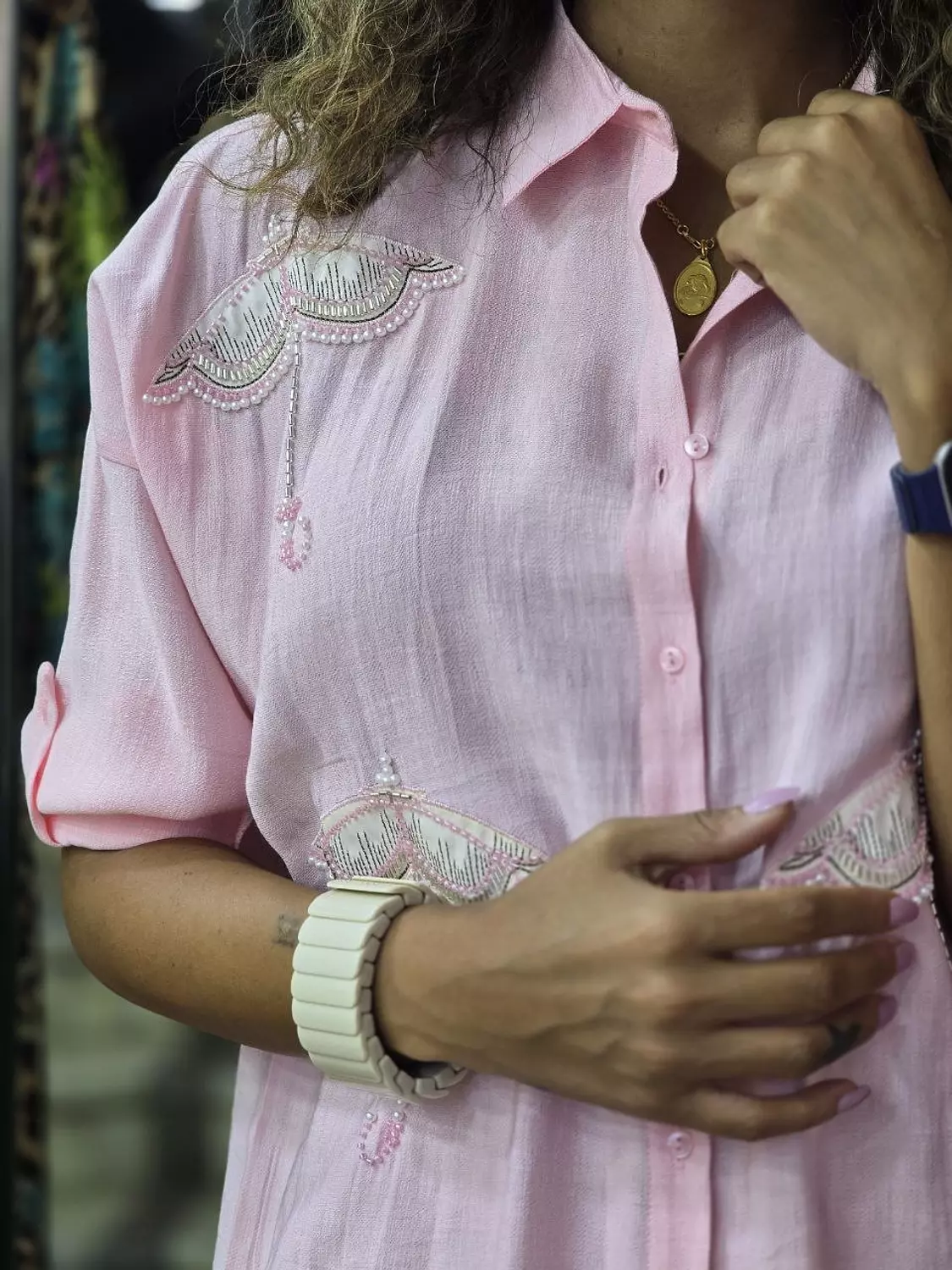 Pink umbrella embroidered linen shirt 🌂  2