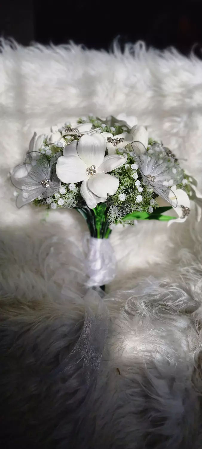 white Calla & tulip bouquet with soft almaaz  2