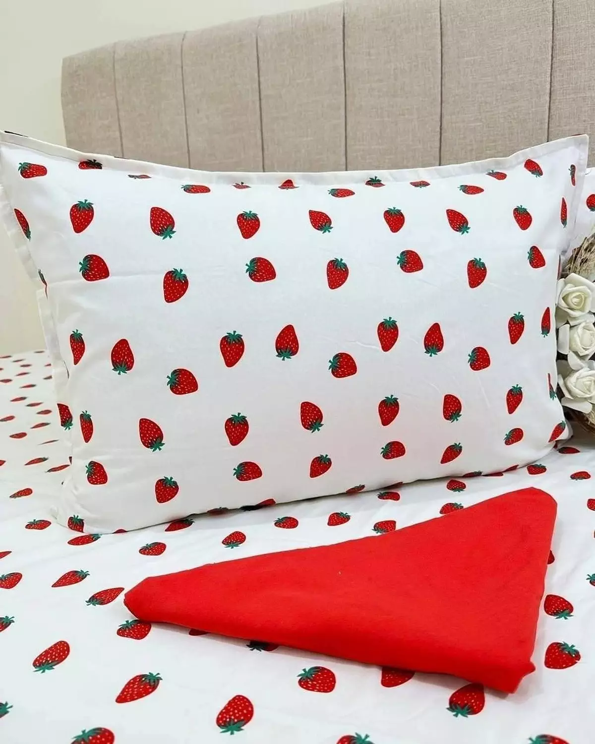 Large Turkish cotton strawberry bed sheet set image