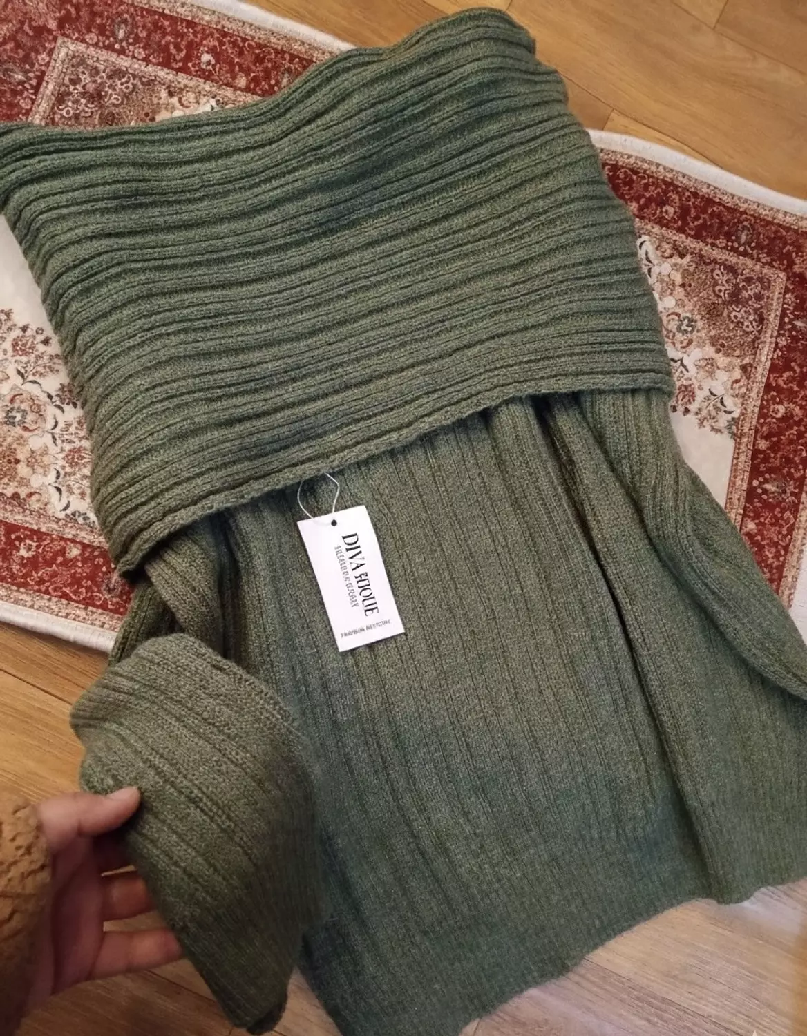 Offshoulder Pullover 9