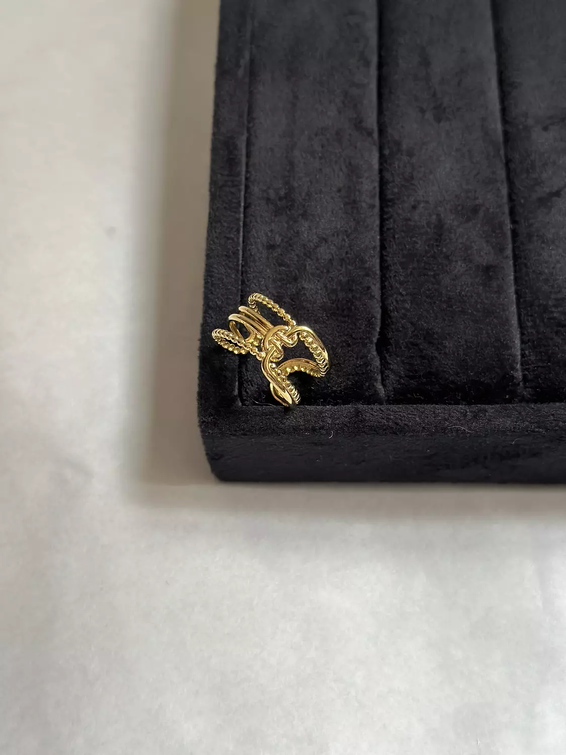 Closed knot ring image