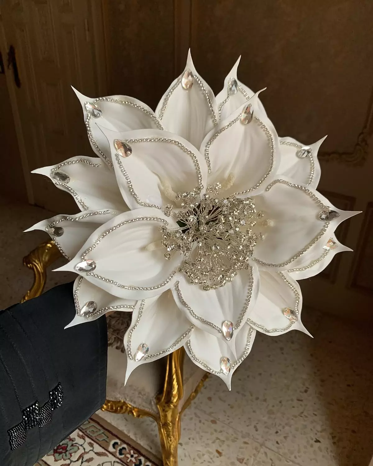 fancy Calla bouquet with almaaz details image