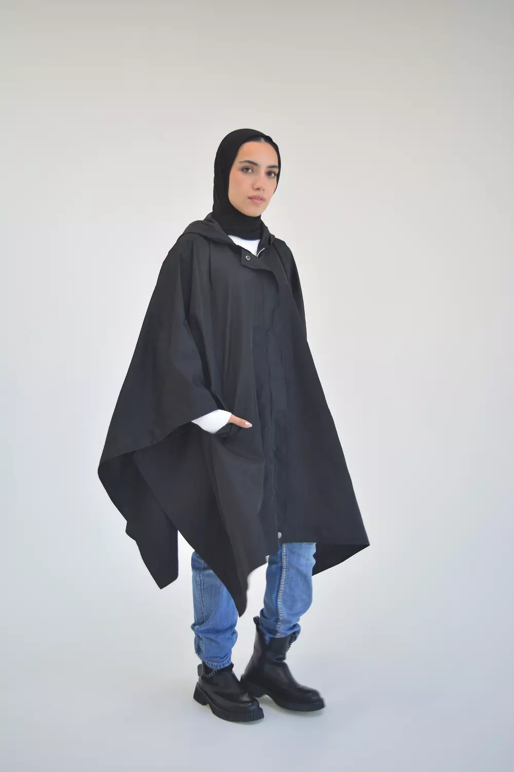 GRAB ‘n’ GO WINDBREAKER CAPE in black 1