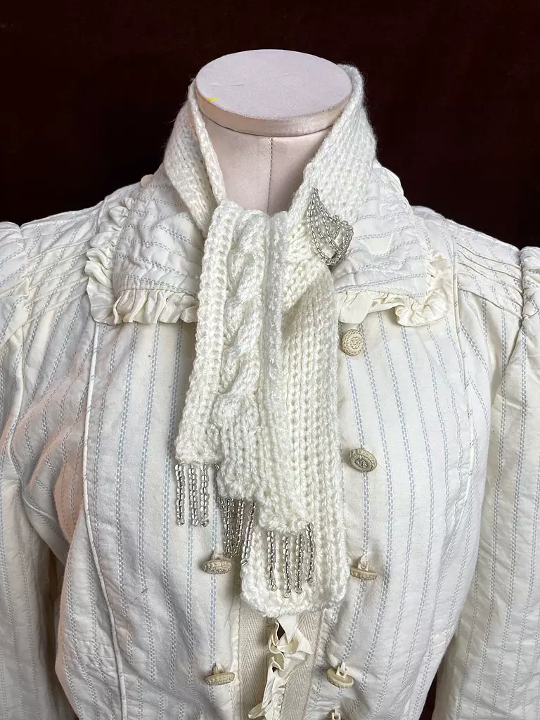 White knitted cravat 
