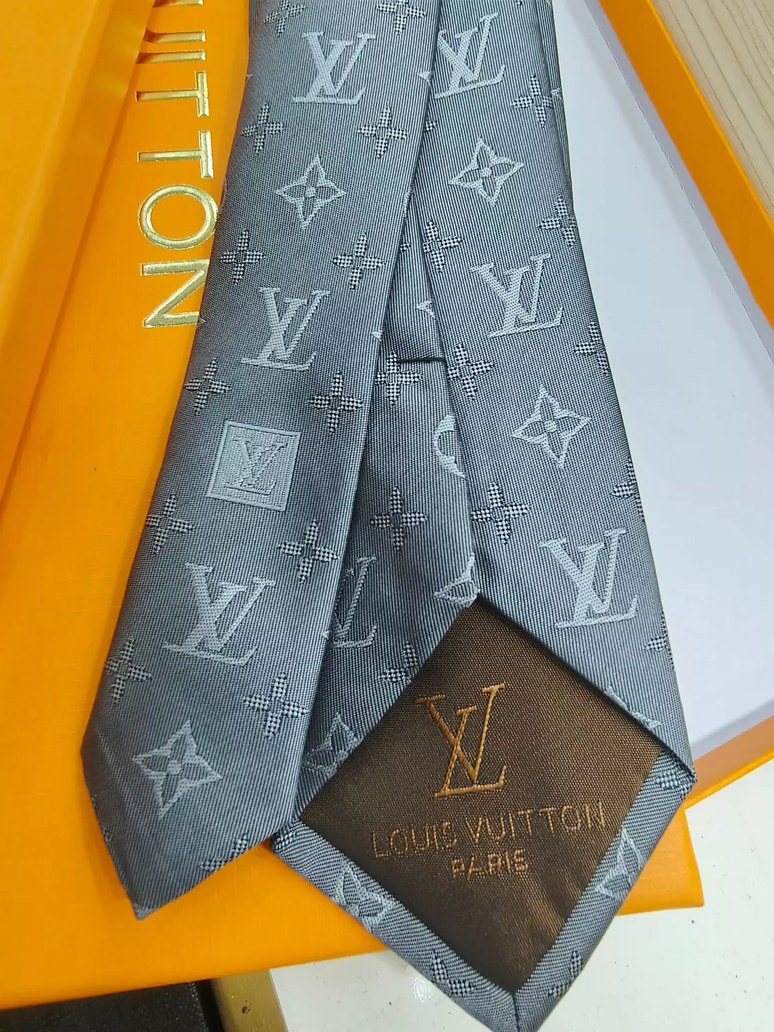 LOUIS VUITTON -GREY TIE-70 2