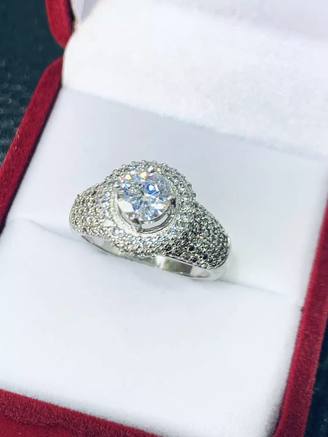Round brilliant ring image