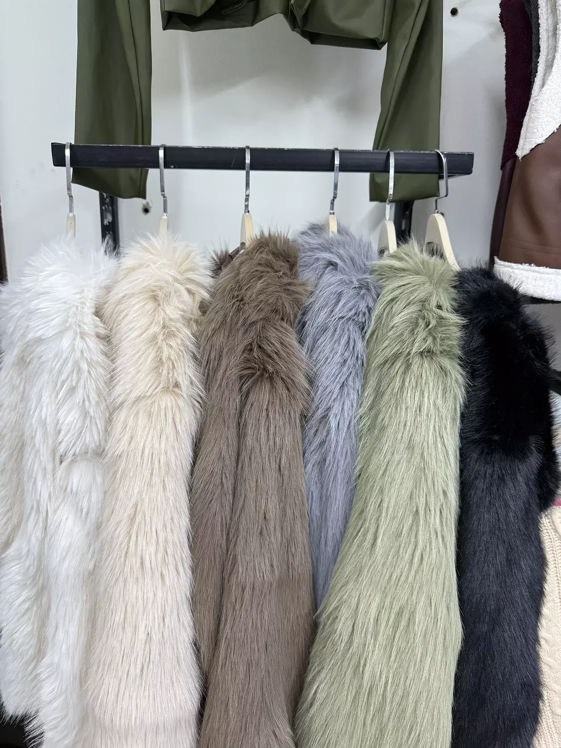 Women’s Faux Fur Winter Jacket – Oversized Luxury Design with Elegant Hood 6